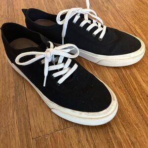 Everlane Black and White Sneakers Timeless Low-Top Design
